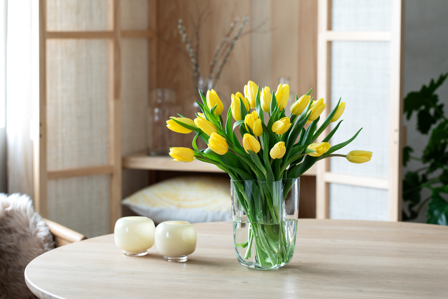 Interiør- og blomsterbilde med klikkbare elementer